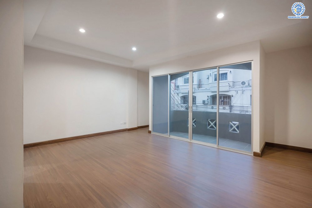 บ้านมือสองตกแต่งใหม่ โครงการ ไชน่าทาวน์ รามอินทรา8 เนื้อที่ 22 ตร.ว. ฟังก์ชัน 3 ห้องนอน 3 ห้องน้ำ 1 ที่จอดรถ บนทำเลศักยภาพ เชื่อมต่อถนนรามอินทรา ถนนลาดปลาเค้า ถนนเกษตรนวมินทร์ ใกล้รถไฟฟ้าสายสีเชียว "สถานีเสนานิคม" และทางด่วน "ฉลองรัช"